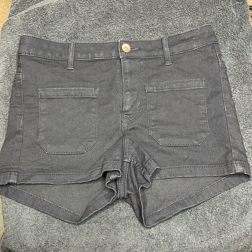 344 - Woman’s black shorts